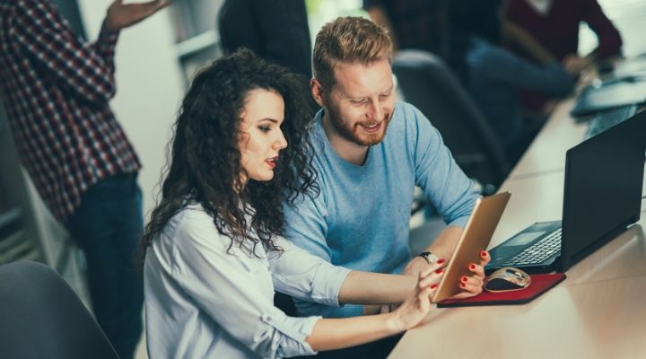 Infografica: il confronto tra low-code e coding tradizionale