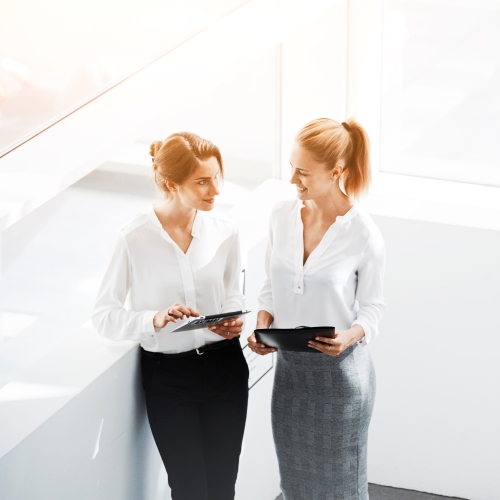 donne con tablet parlano tra di loro