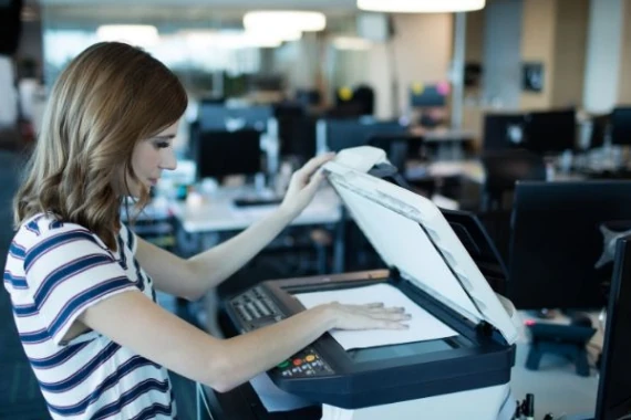 ragazza utilizza stampante in ufficio