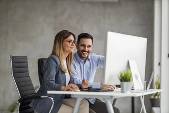 due persone in ufficio