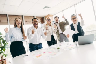 team di persone esulta