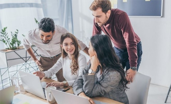 Gruppo di lavoro davanti ad un pc