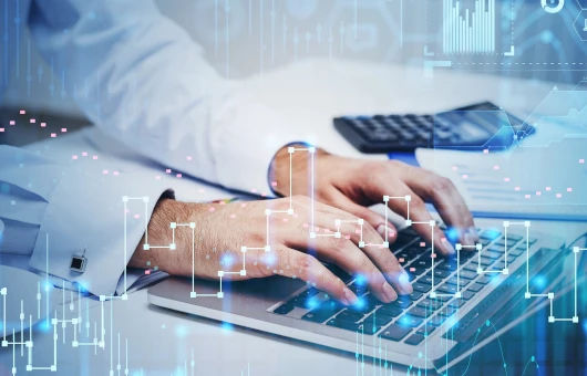 mani su una tastiera di un laptop