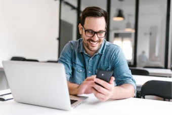 hombre en oficina con smartphone