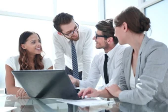 team lavorare insieme per innovare i processi aziendali