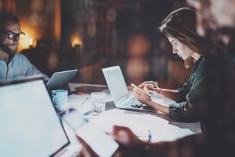 la gente trabaja en tabletas y portátiles