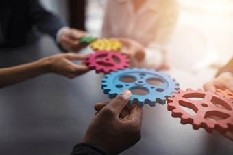equipo con engranajes crea integración