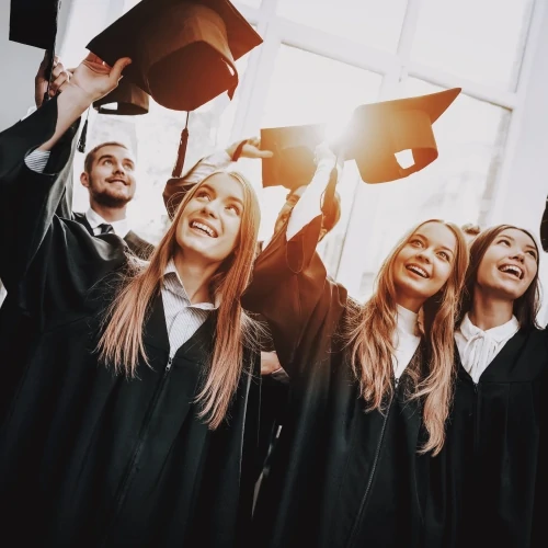 estudiantes graduados celebran