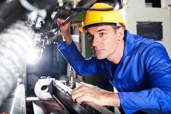 trabajador encargado de controlar una maquinaria de una empresa manufacturera