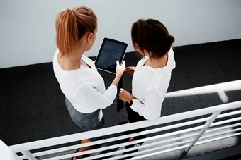 ragazze controllano su tablet offerte personalizzate