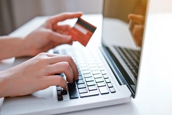 uomo fa un pagamento online con carta di credito