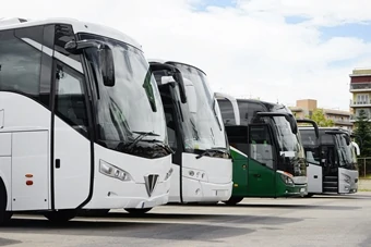 línea de autobuses esperando