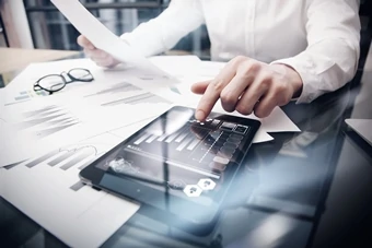 a person consults the data on the tablet